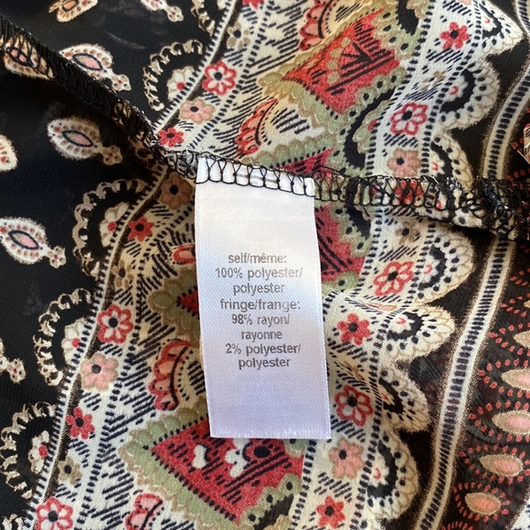 Maurices ladies beautiful wrap in size small with gorgeous print and fringe. - Picture 4 of 8